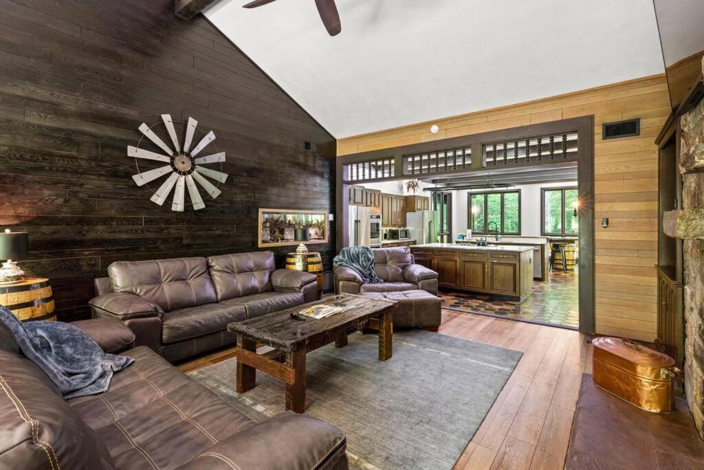 Bourbon Hollow Lodge With Hot Tub And Pool Plus Game Room Only 5 Min To Downtown Gatlinburg Εξωτερικό φωτογραφία