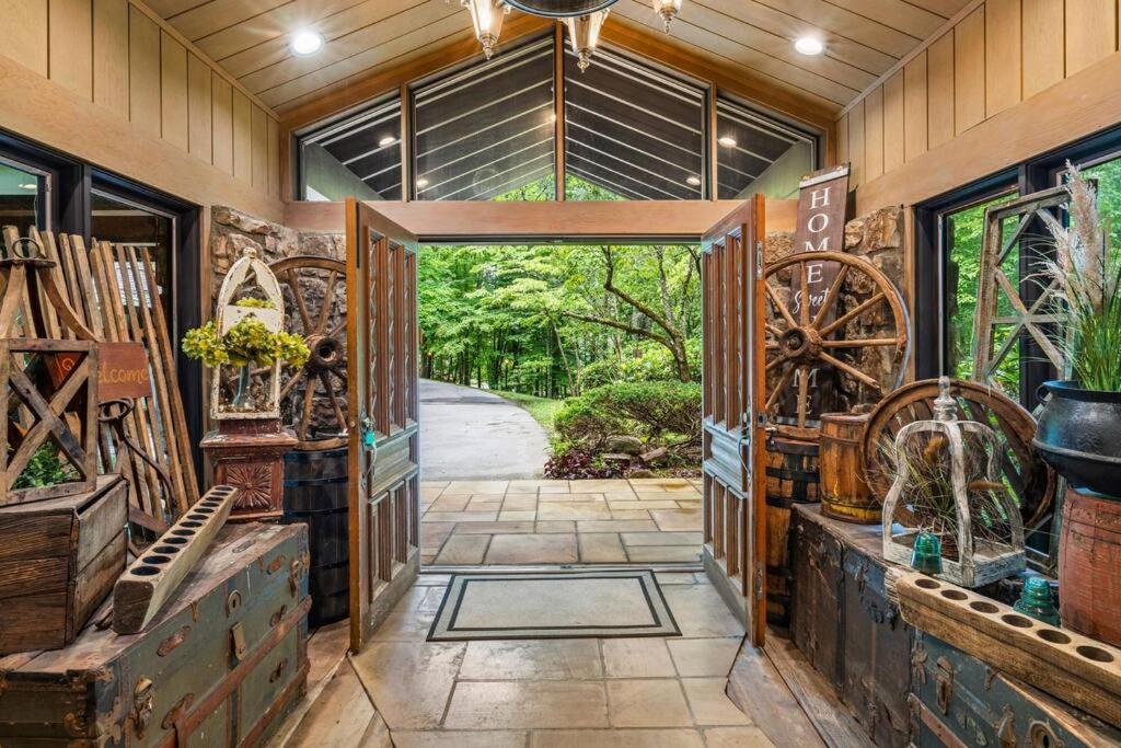 Bourbon Hollow Lodge With Hot Tub And Pool Plus Game Room Only 5 Min To Downtown Gatlinburg Εξωτερικό φωτογραφία