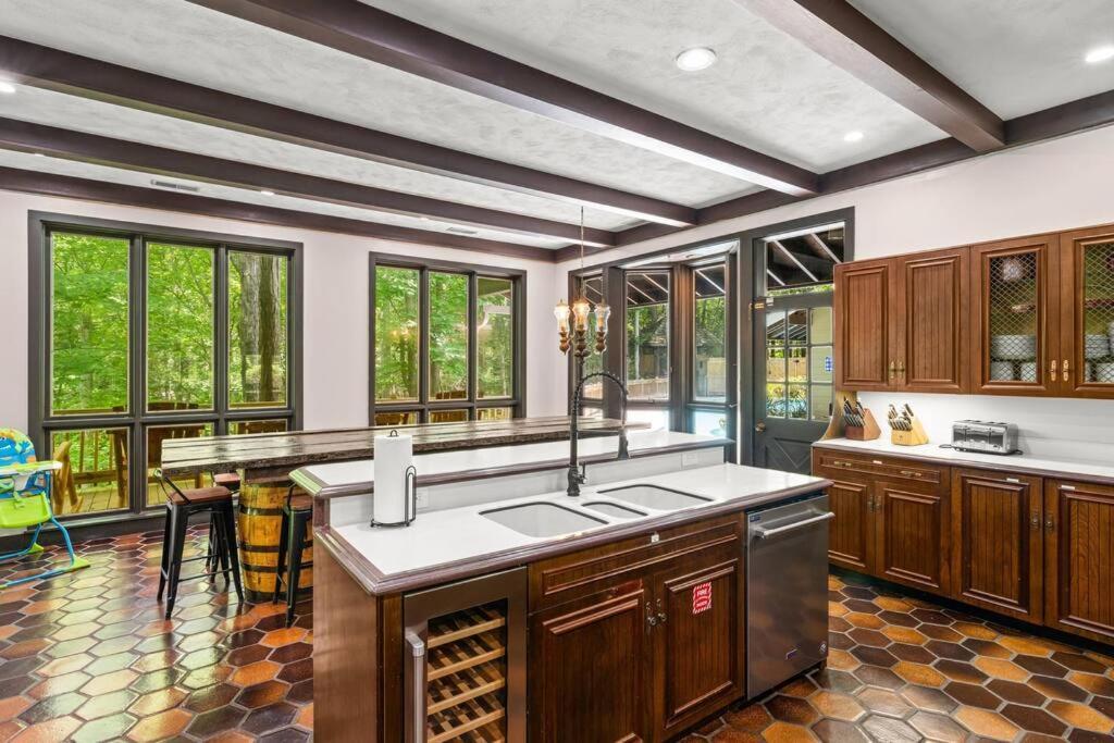 Bourbon Hollow Lodge With Hot Tub And Pool Plus Game Room Only 5 Min To Downtown Gatlinburg Εξωτερικό φωτογραφία