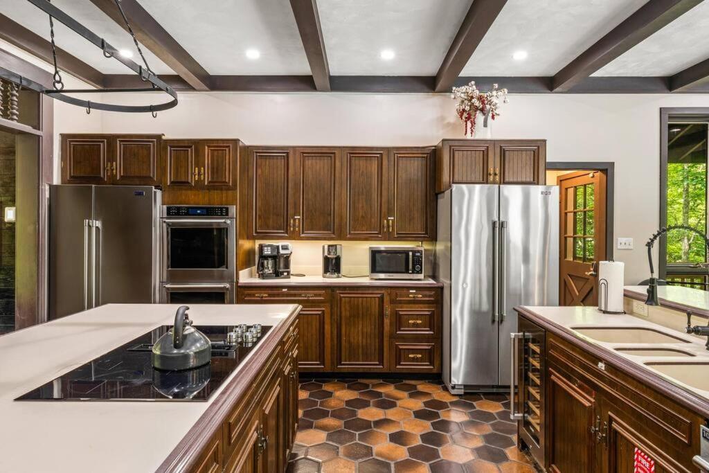 Bourbon Hollow Lodge With Hot Tub And Pool Plus Game Room Only 5 Min To Downtown Gatlinburg Εξωτερικό φωτογραφία