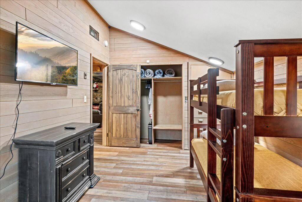 Bourbon Hollow Lodge With Hot Tub And Pool Plus Game Room Only 5 Min To Downtown Gatlinburg Εξωτερικό φωτογραφία