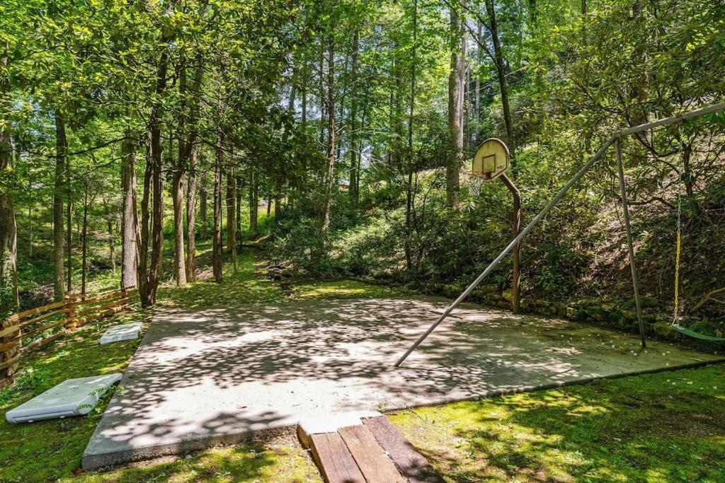 Bourbon Hollow Lodge With Hot Tub And Pool Plus Game Room Only 5 Min To Downtown Gatlinburg Εξωτερικό φωτογραφία
